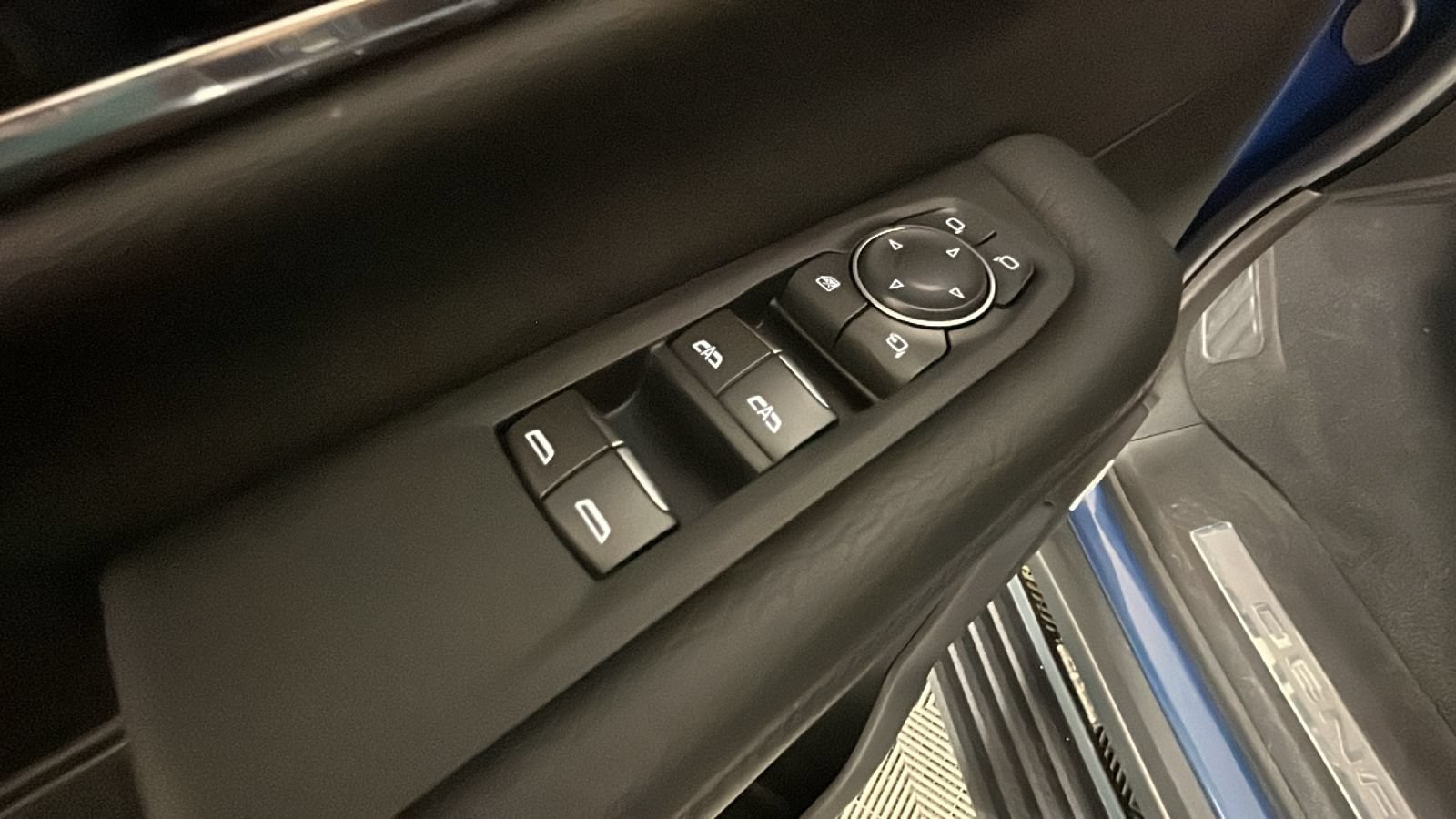 Used 2025 GMC Yukon Denali w/ Sun & Power Step Package AWD/4WD image 13