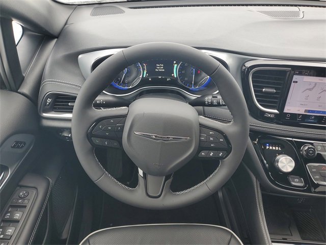 New 2026 Chrysler Pacifica Limited w/ Uconnect Theater Family Group image 15