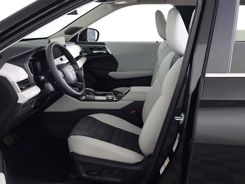 New 2025 Mitsubishi Outlander SE image 29
