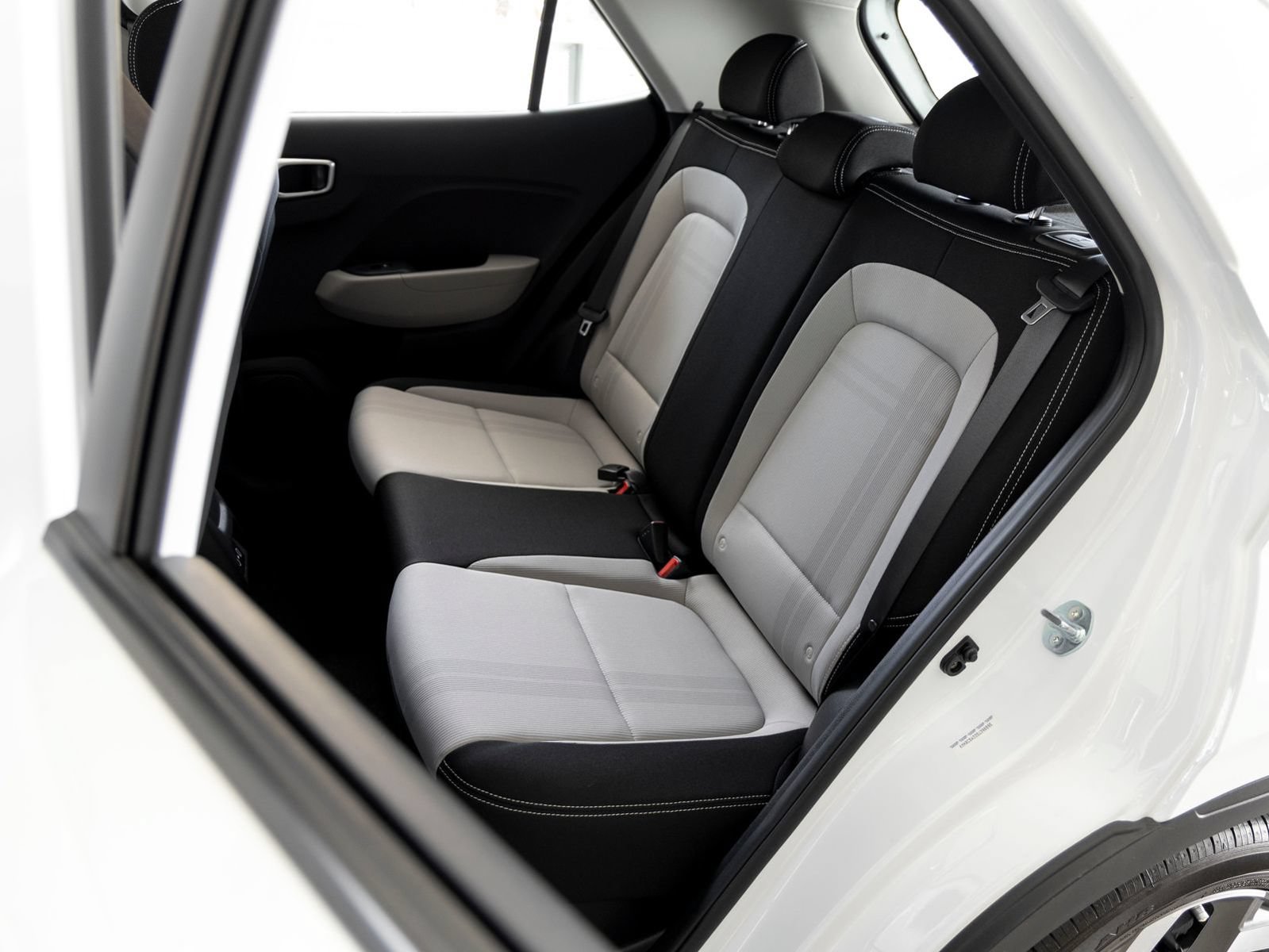 Used 2025 Hyundai Venue SEL FWD image 19