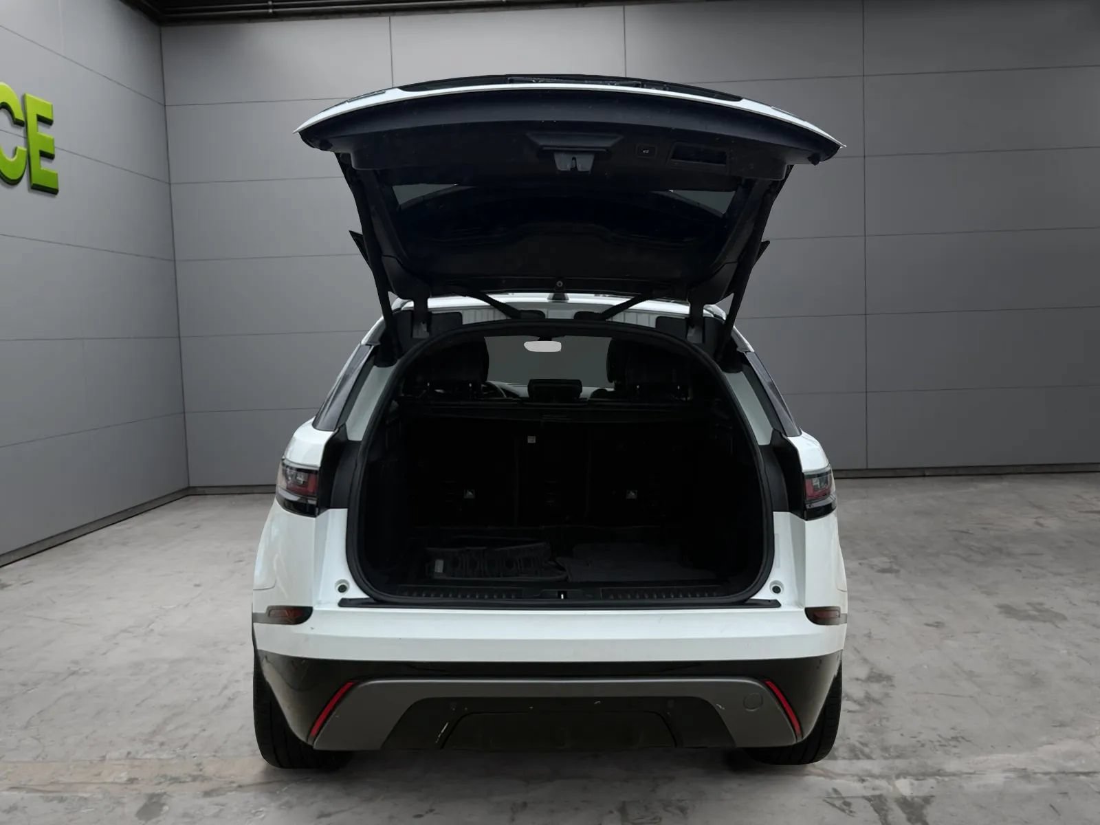 Used 2018 Land Rover Range Rover Velar R-Dynamic SE AWD/4WD image 9