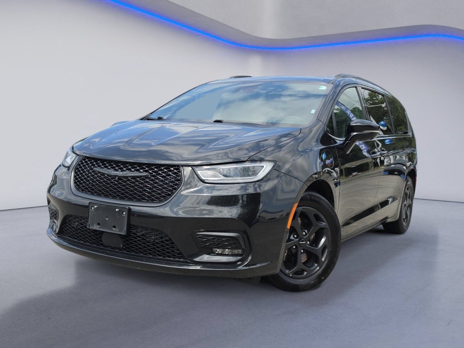 Used 2024 Chrysler Pacifica Premium FWD image 2