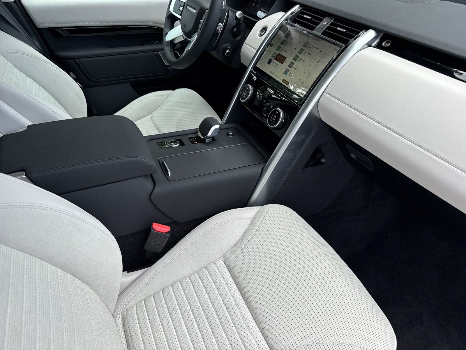 New 2026 Land Rover Discovery S AWD/4WD image 16