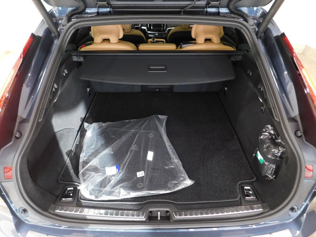 Used 2026 Volvo V90 B6 Cross Country Ultra image 85