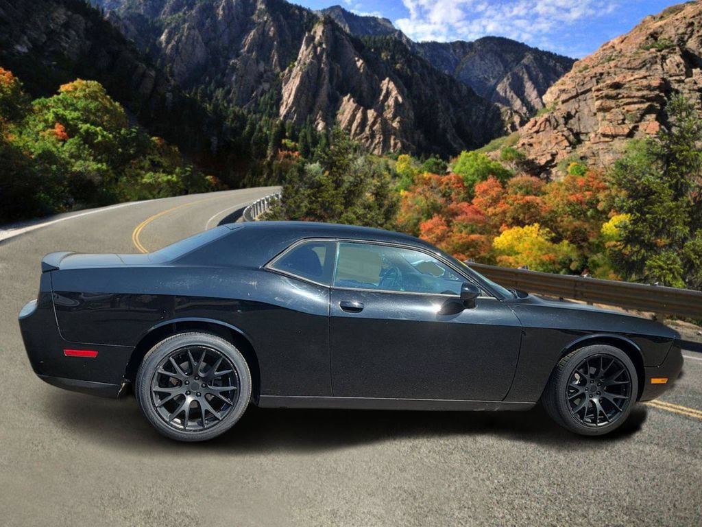 Used 2014 Dodge Challenger SXT w/ Sport Appearance Package RWD image 2