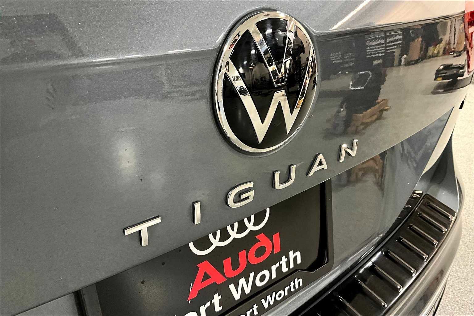 Used 2022 Volkswagen Tiguan SEL R-Line image 9