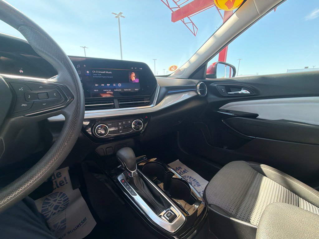 Used 2024 Chevrolet Trax LT FWD image 29
