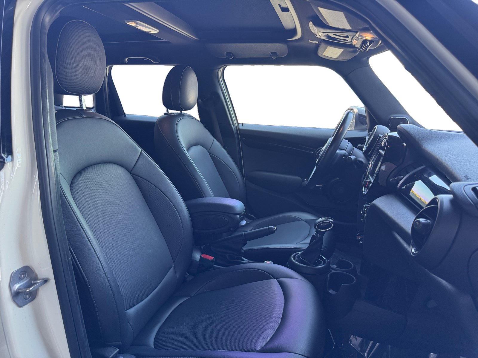 Used 2019 MINI Cooper 4-Door Hardtop w/ Signature Upholstery Package FWD image 15