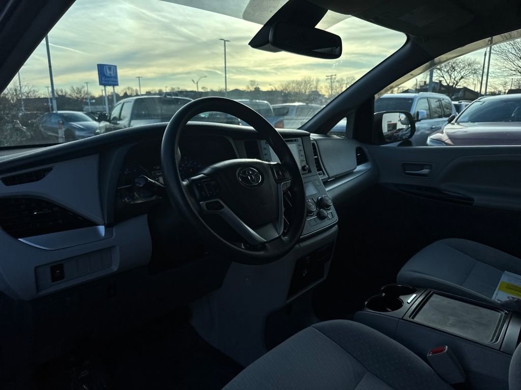 Used 2018 Toyota Sienna LE image 15