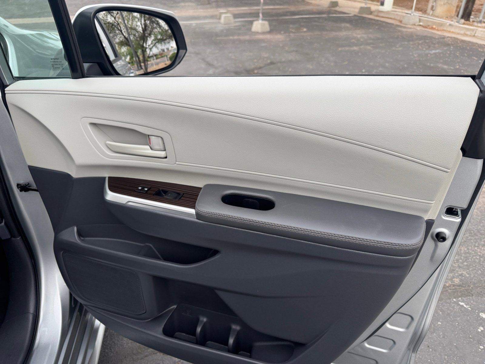 Certified 2023 Toyota Sienna LE FWD image 16