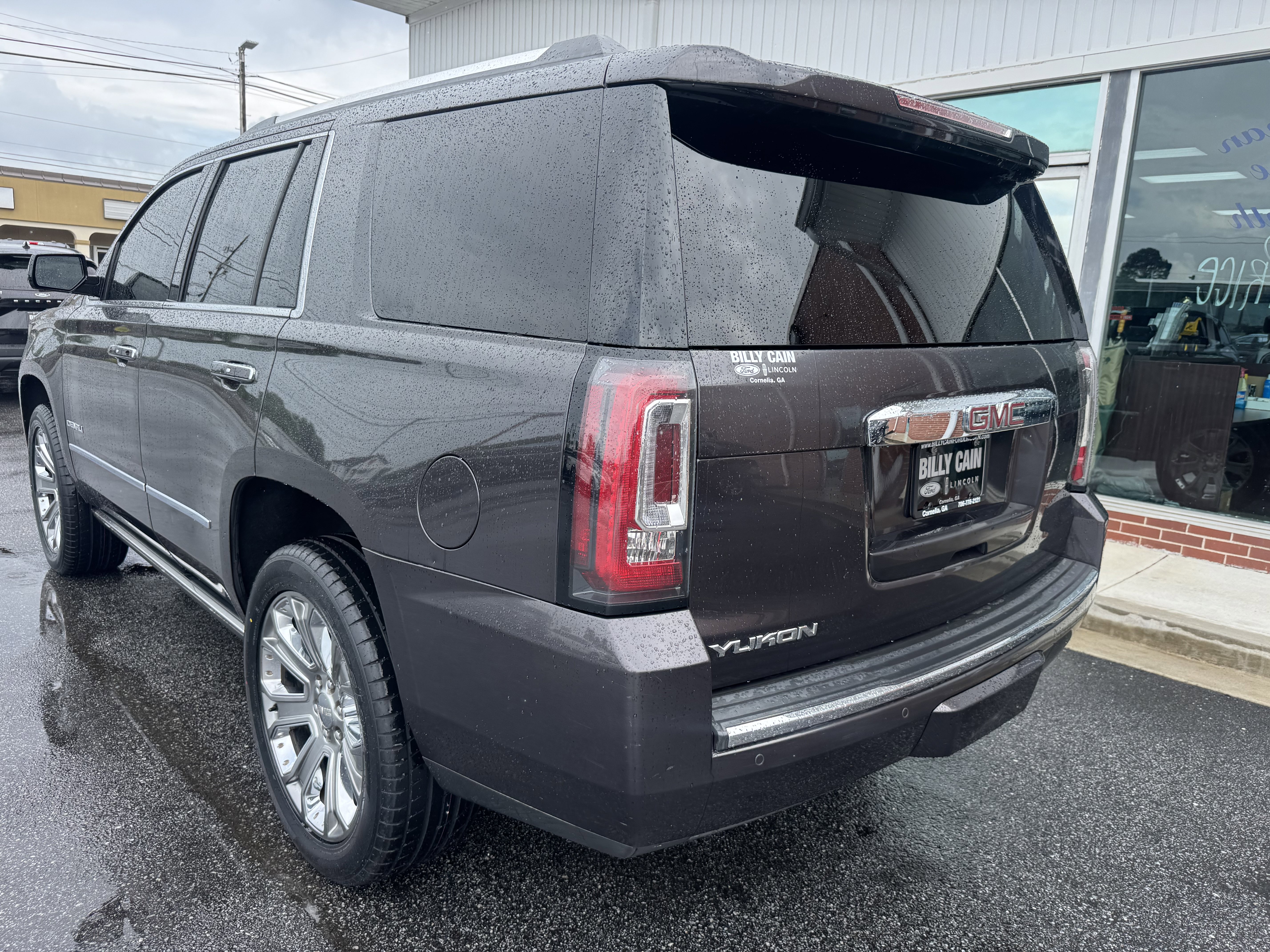 Used 2015 GMC Yukon Denali w/ Premium Package AWD/4WD image 2