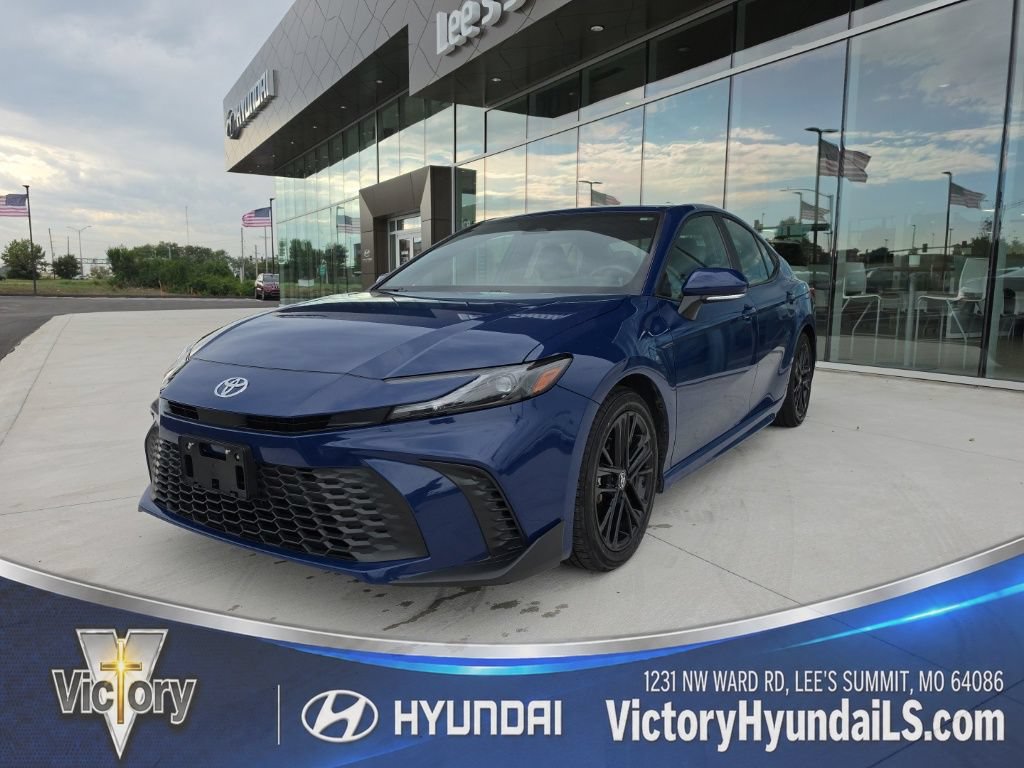 Used 2025 Toyota Camry SE FWD image 1