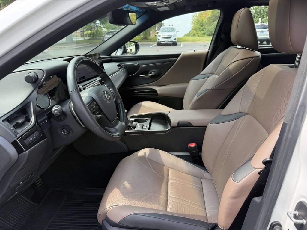 Used 2025 Lexus ES 300h Ultra Luxury w/ Accessory Package (Z2) FWD image 13