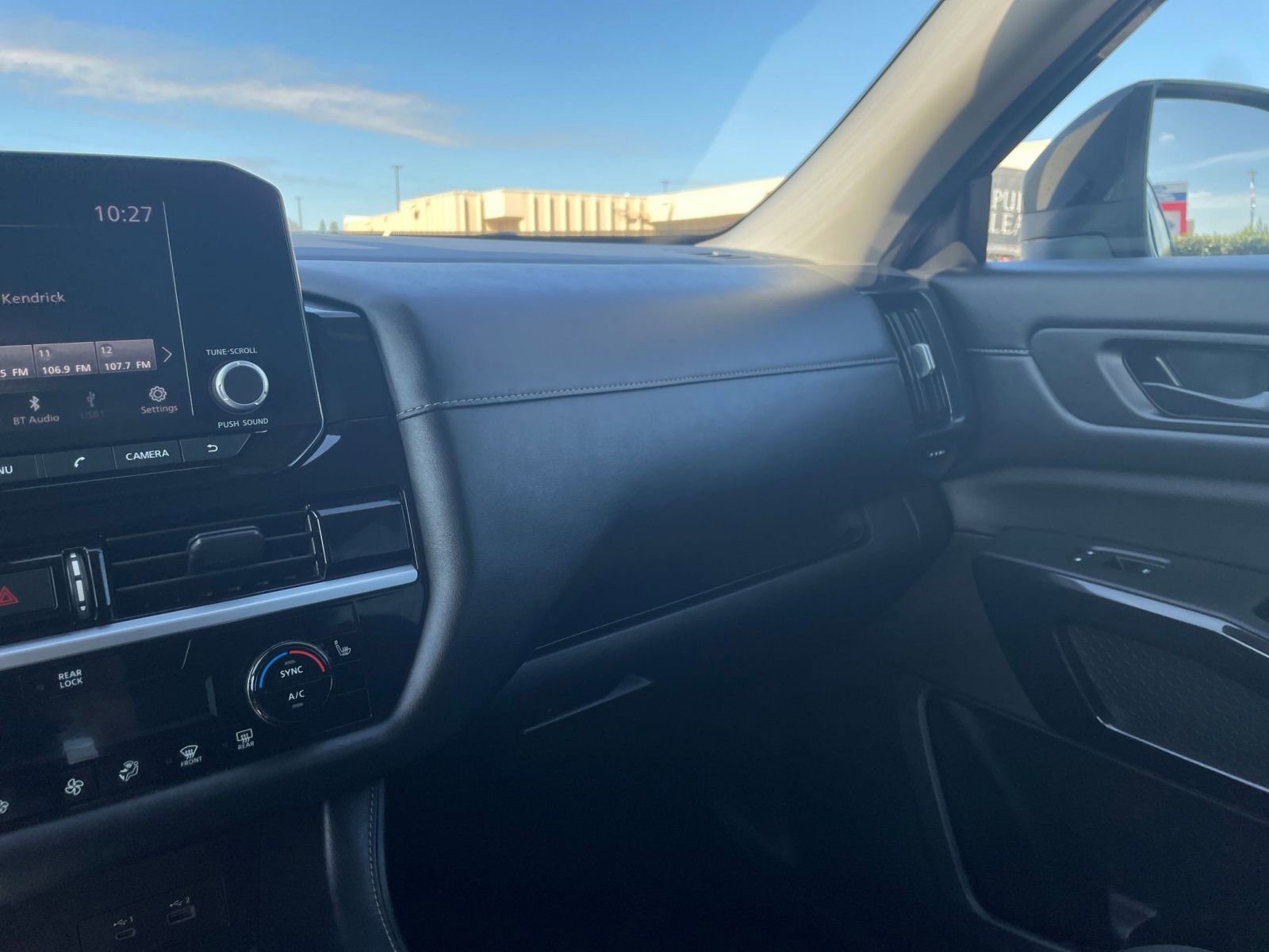 Used 2025 Nissan Pathfinder SV FWD image 38