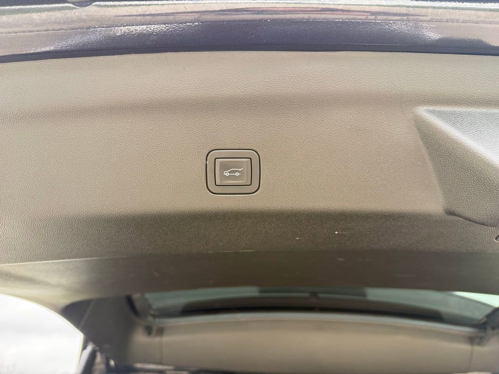 Used 2025 Chevrolet Suburban Premier image 8