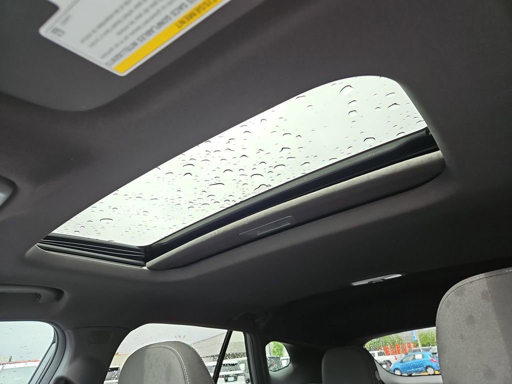 Certified 2025 Chevrolet Trax RS w/ Sunroof Package image 18