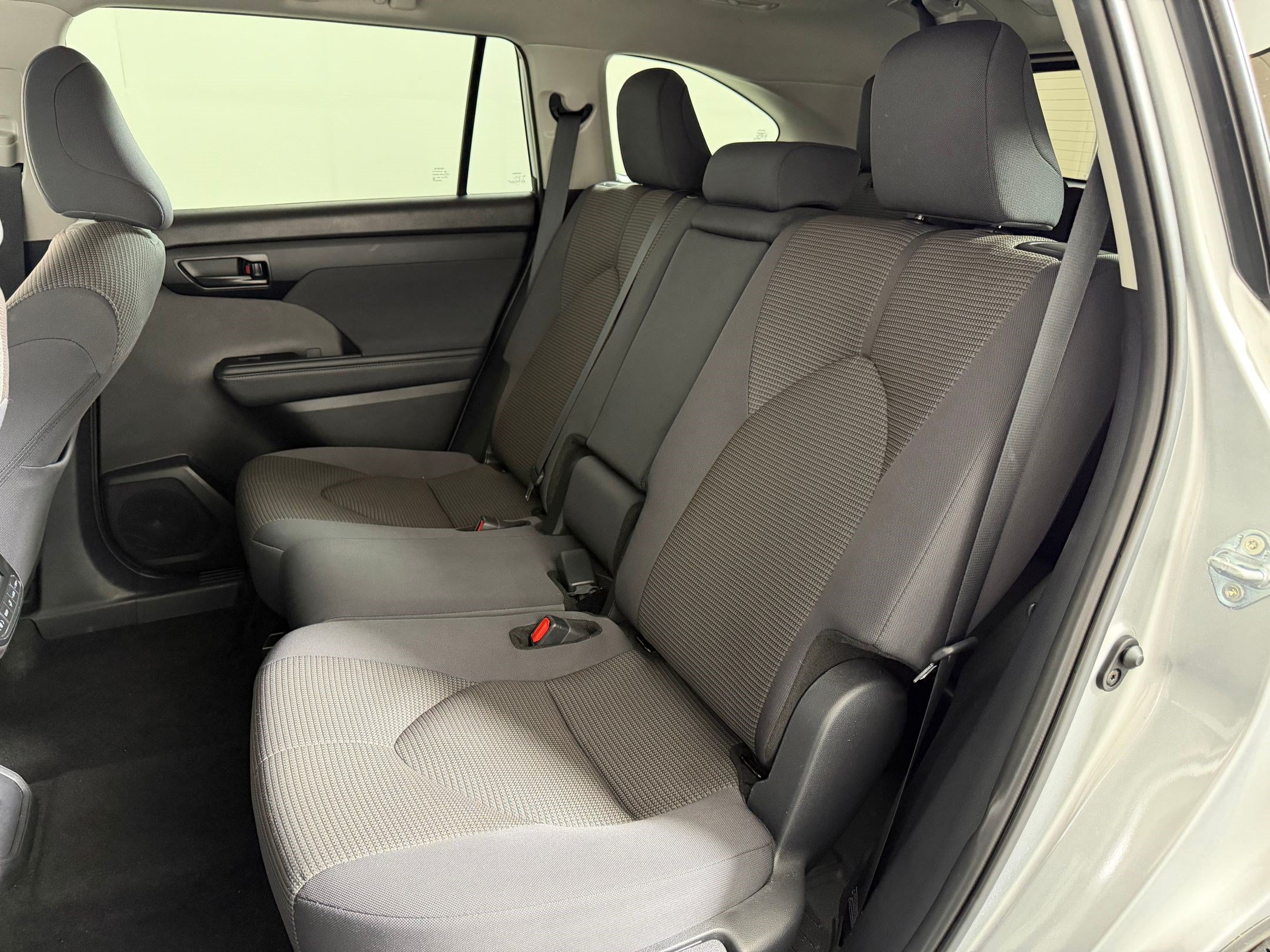 Used 2025 Toyota Highlander LE AWD/4WD image 19