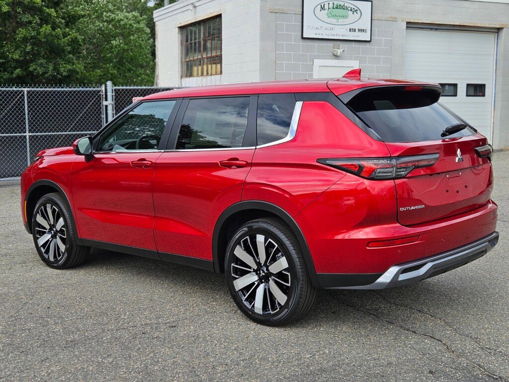 New 2025 Mitsubishi Outlander SE image 3
