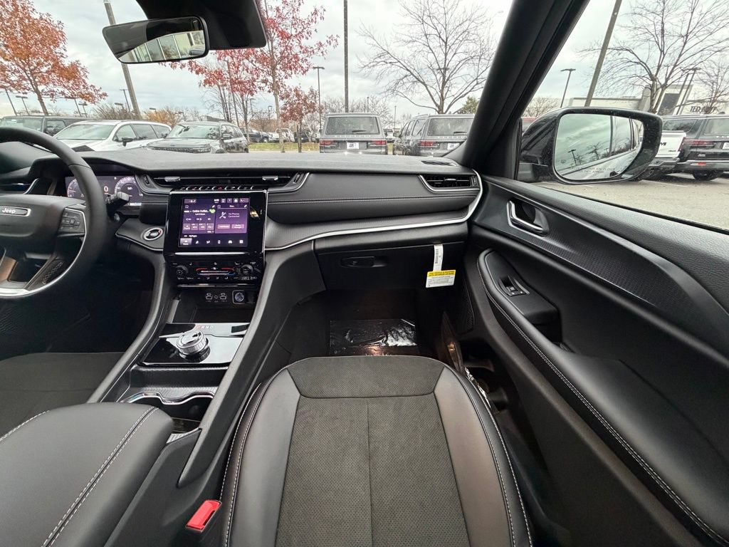 New 2025 Jeep Grand Cherokee L Laredo AWD/4WD image 15