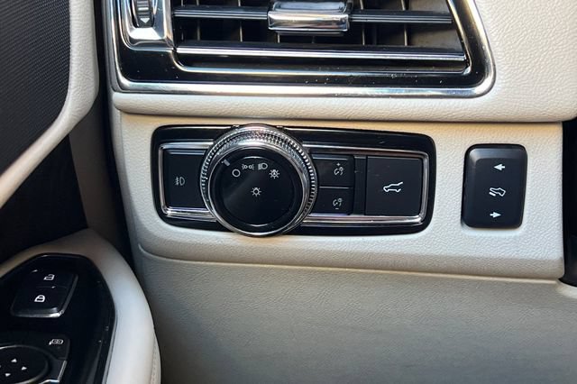 Used 2019 Lincoln Navigator Select w/ Technology Package RWD image 38