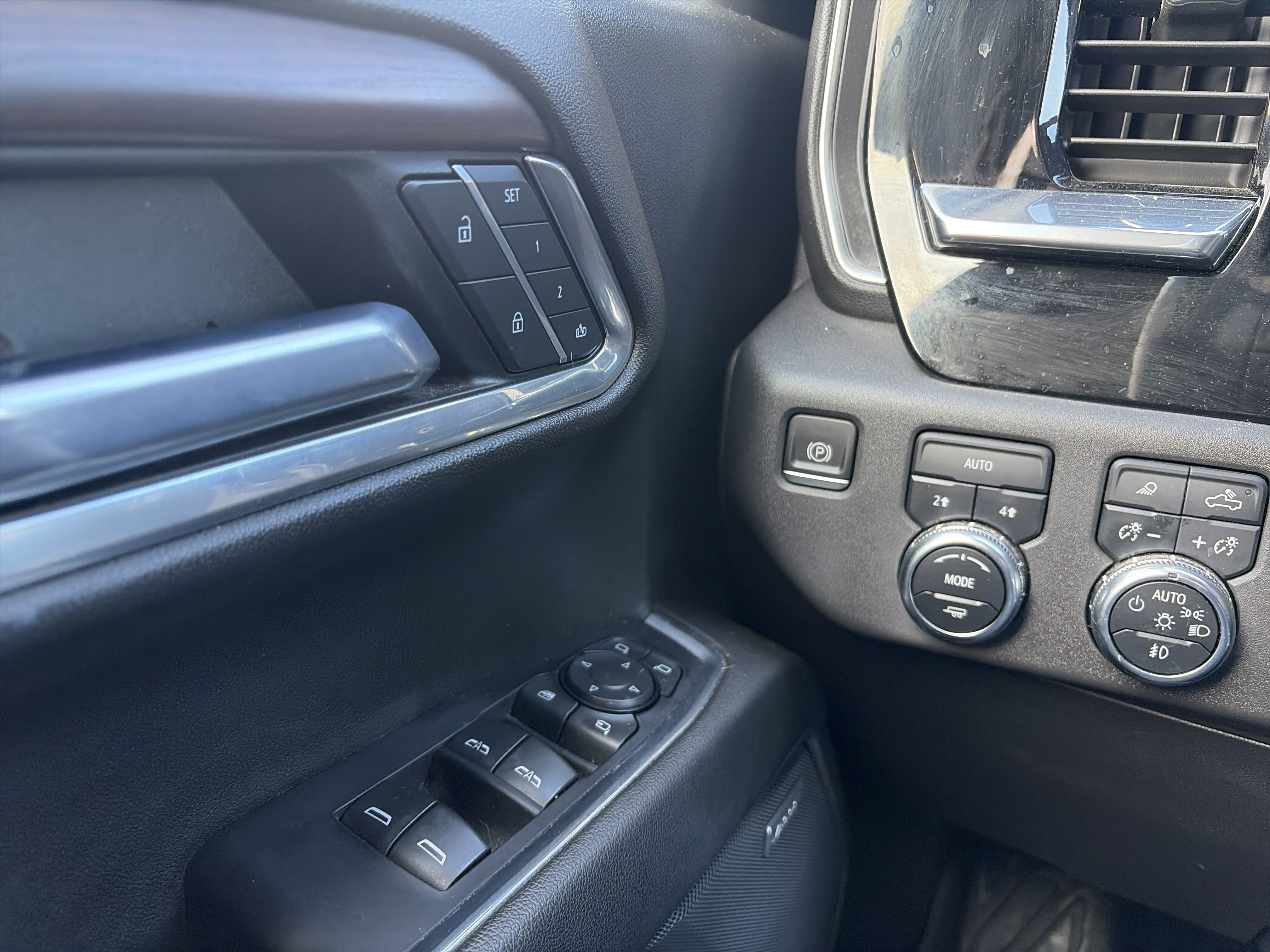 Used 2022 GMC Sierra 1500 SLT w/ SLT Premium Package AWD/4WD image 25
