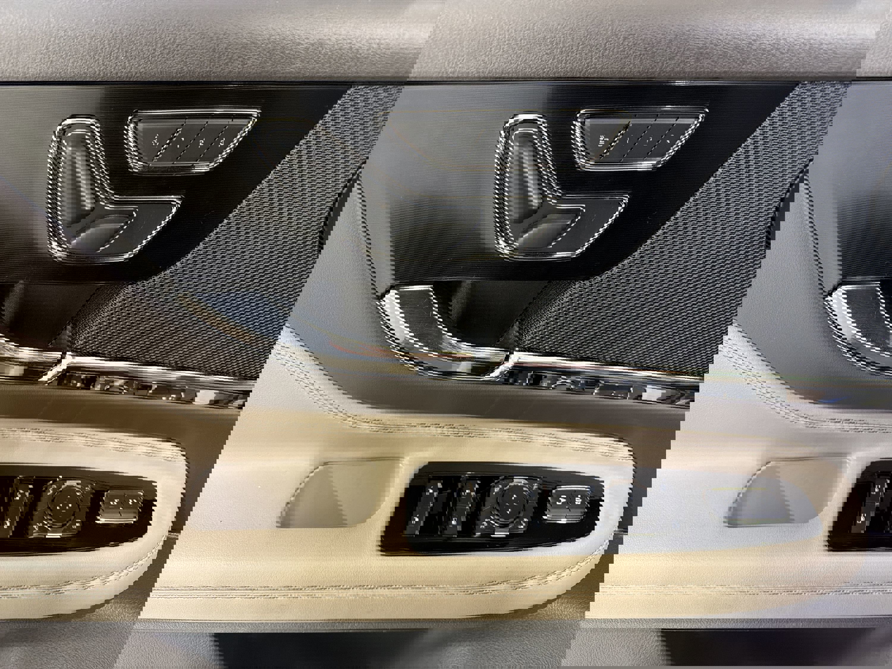 Used 2020 Lincoln Corsair Reserve w/ Elements Package FWD image 12