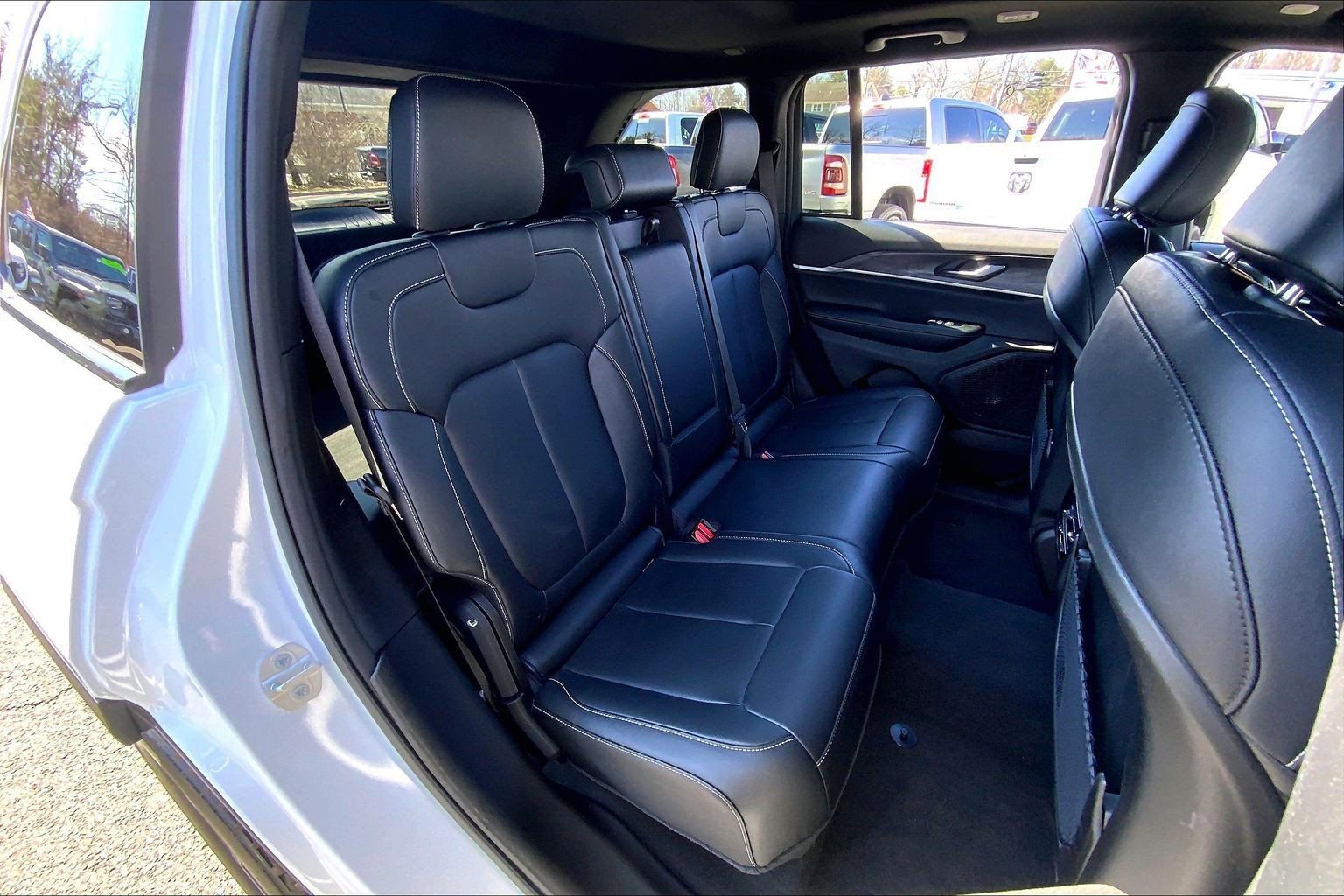 Used 2024 Jeep Grand Cherokee Limited AWD/4WD image 19