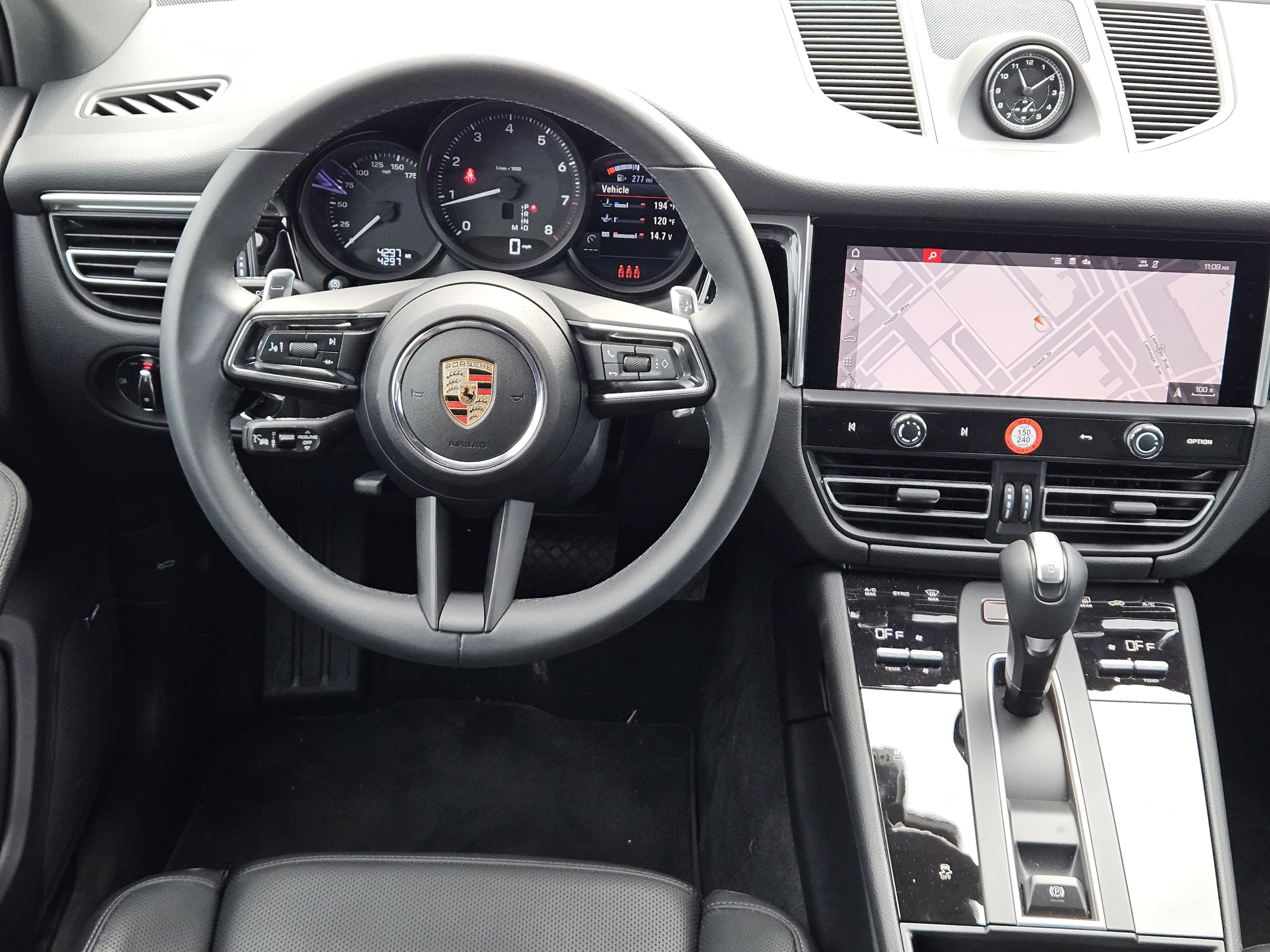 Certified 2025 Porsche Macan image 25