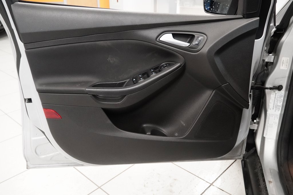 Used 2017 Ford Focus SE w/ SE Winter Package image 16