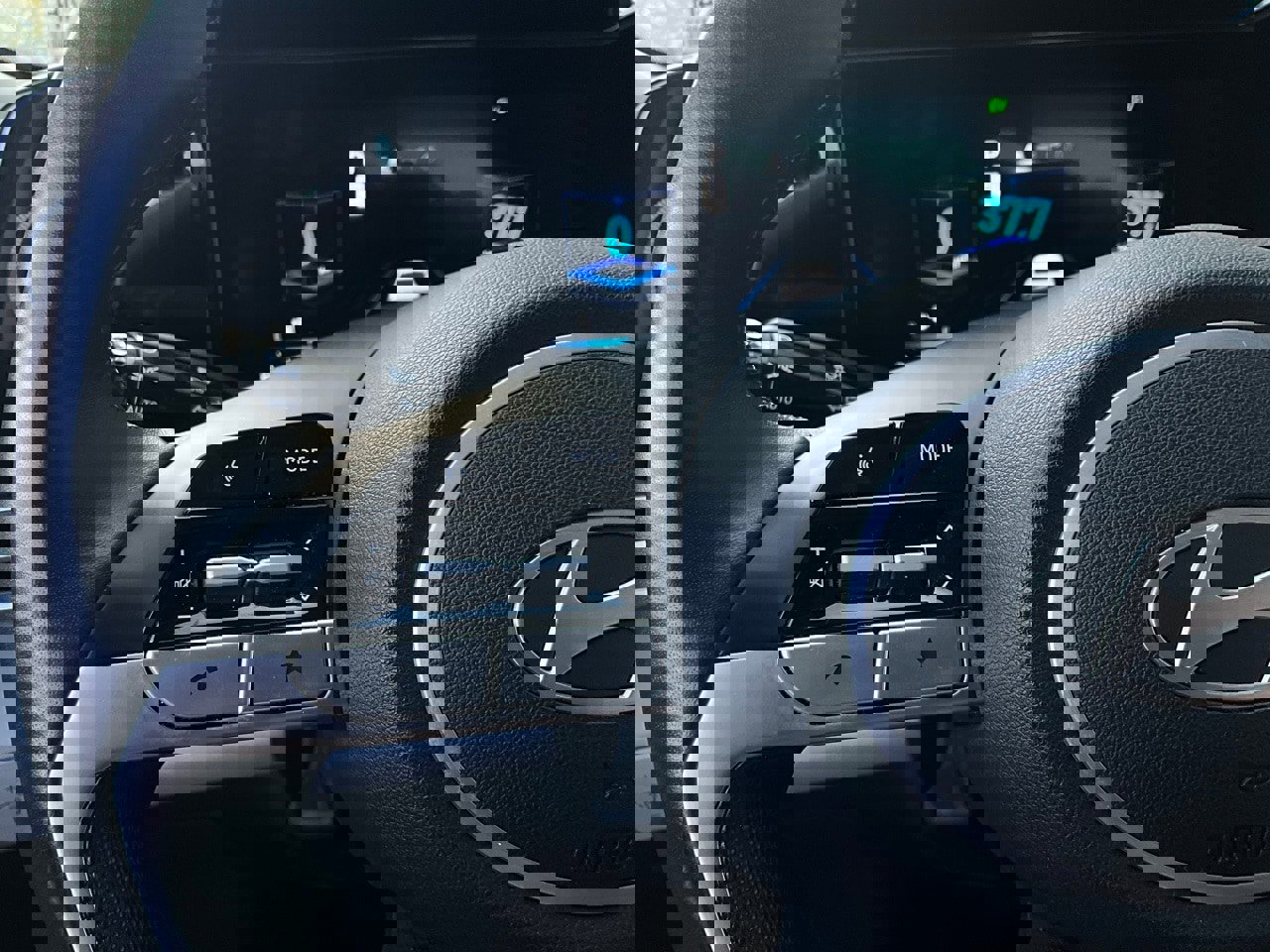 Used 2025 Hyundai Elantra Limited image 36