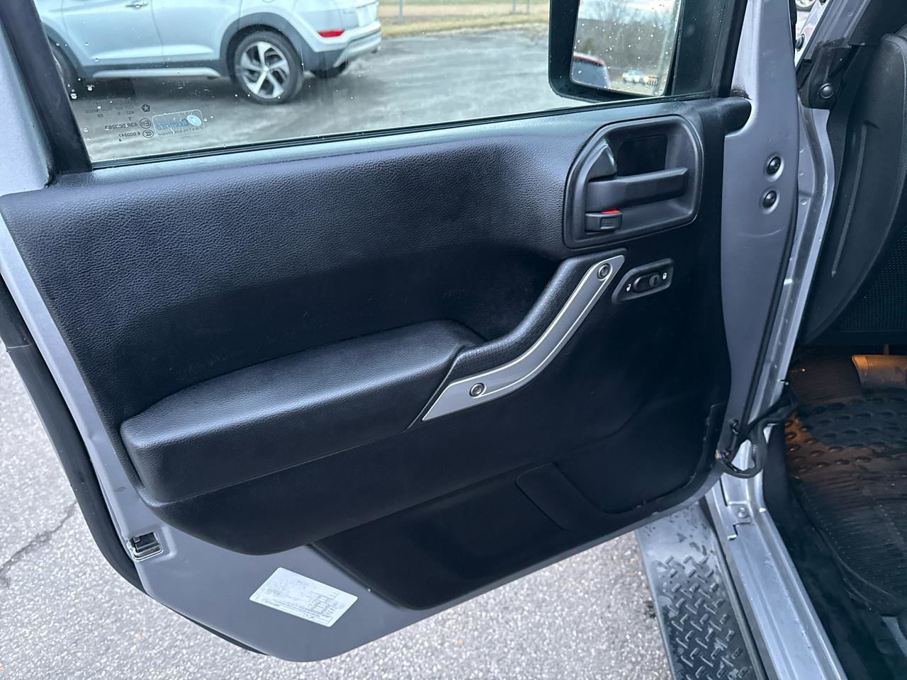 Used 2015 Jeep Wrangler Unlimited Sahara w/ Connectivity Group AWD/4WD image 8