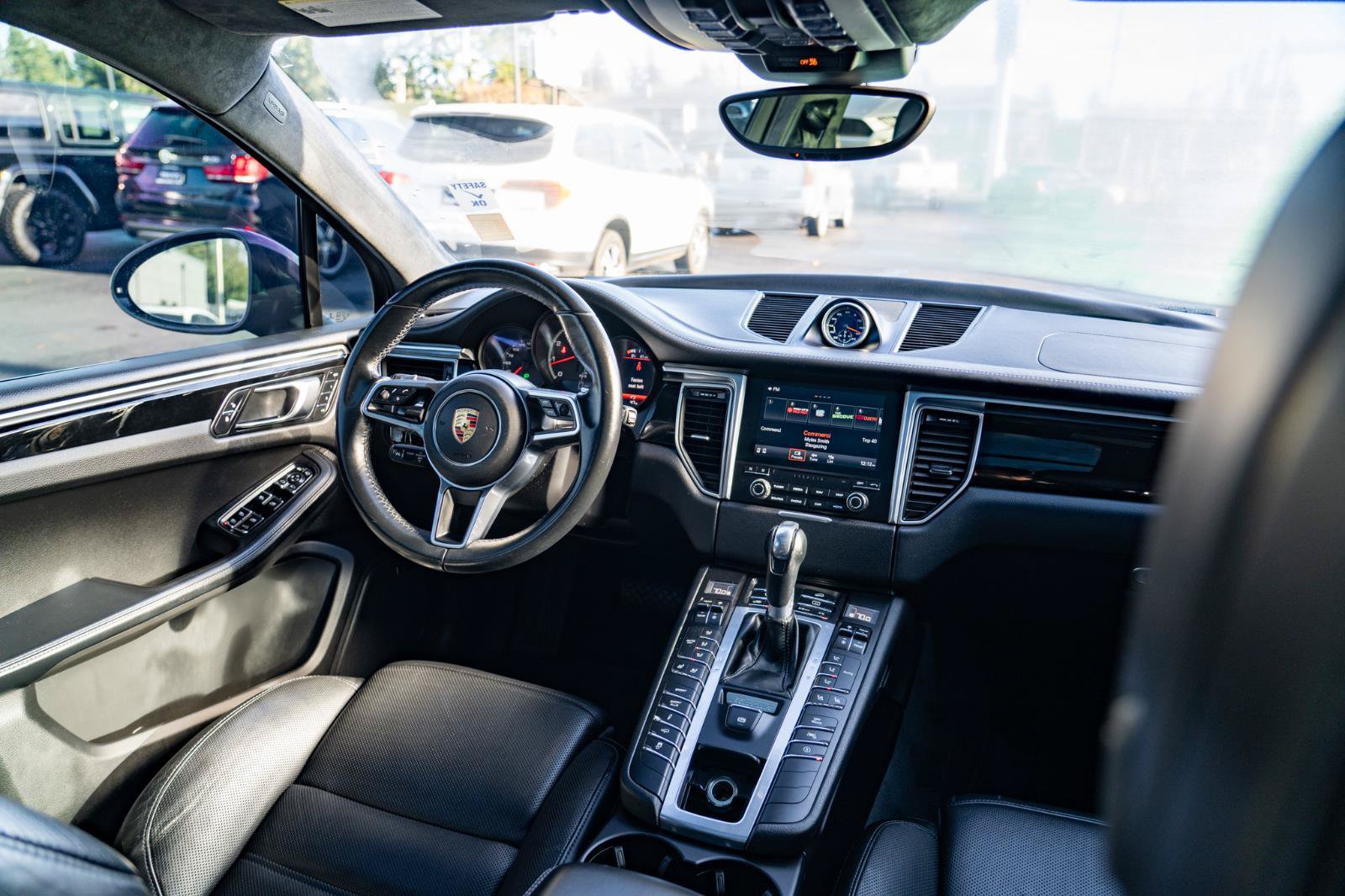 Used 2018 Porsche Macan Turbo AWD/4WD image 28