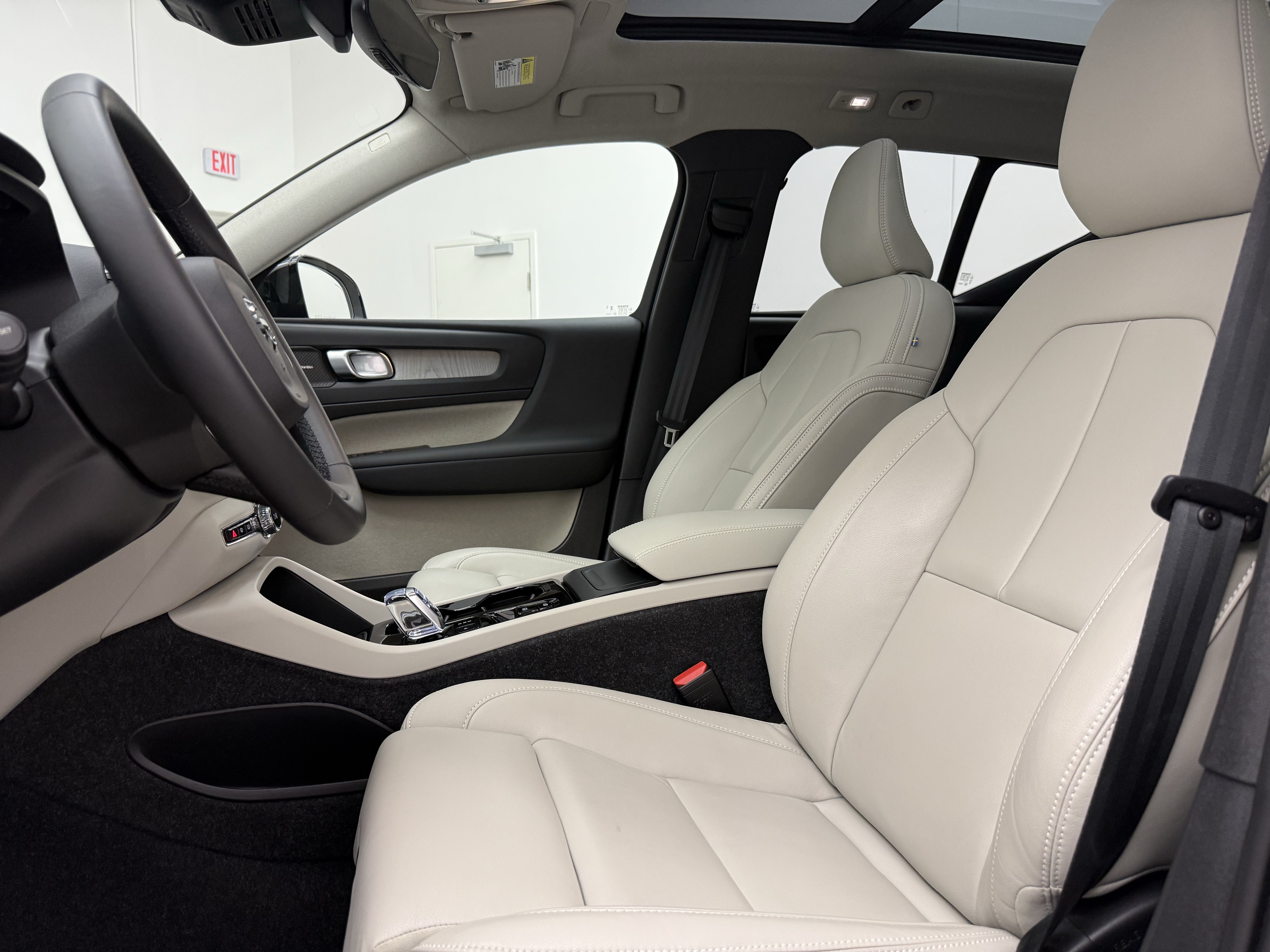 Certified 2025 Volvo XC40 B5 Ultra AWD/4WD image 12