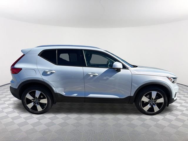 Used 2021 Volvo XC40 T4 Momentum image 4