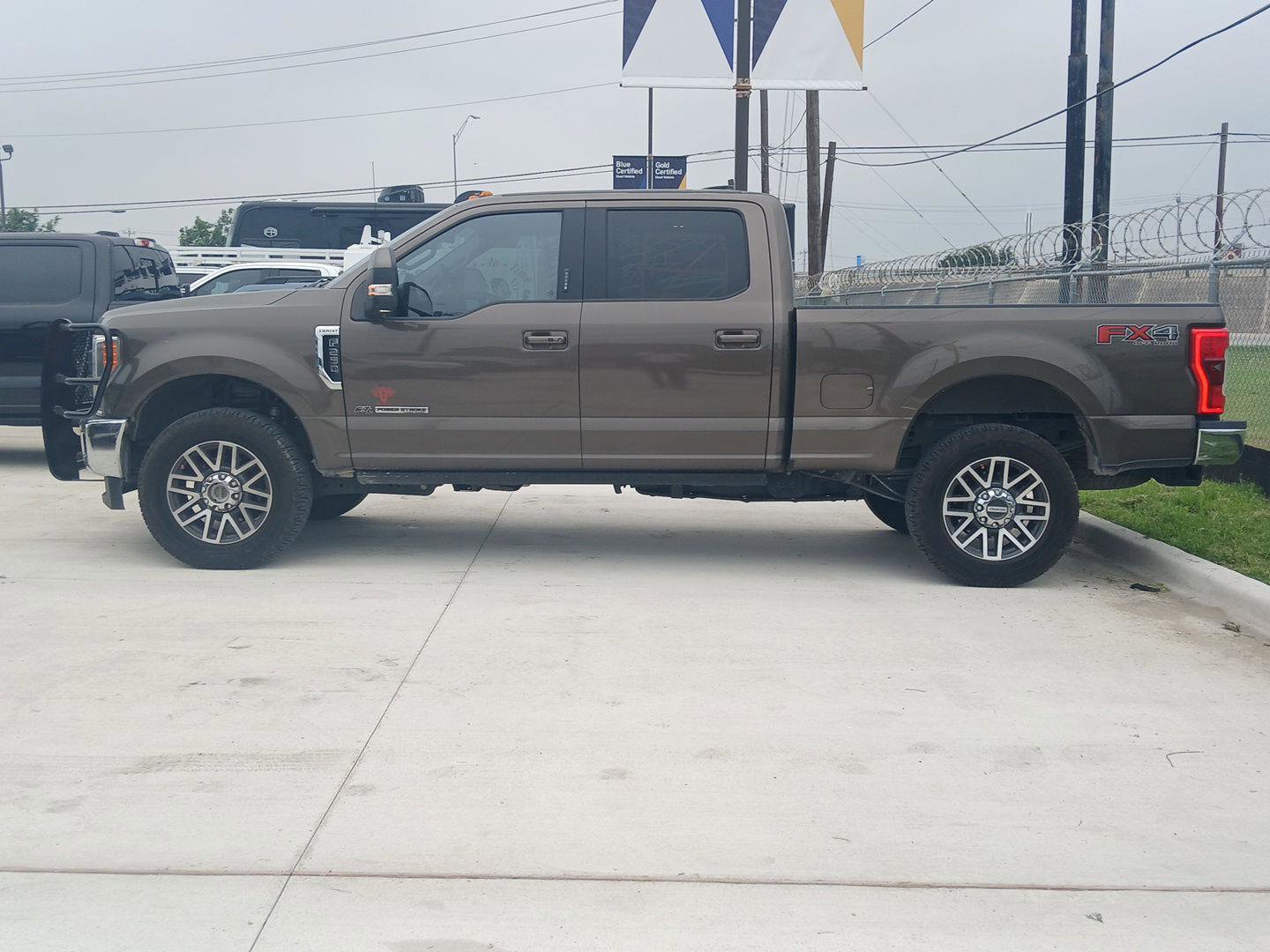 Used 2017 Ford F250 Lariat w/ Lariat Ultimate Package AWD/4WD image 2