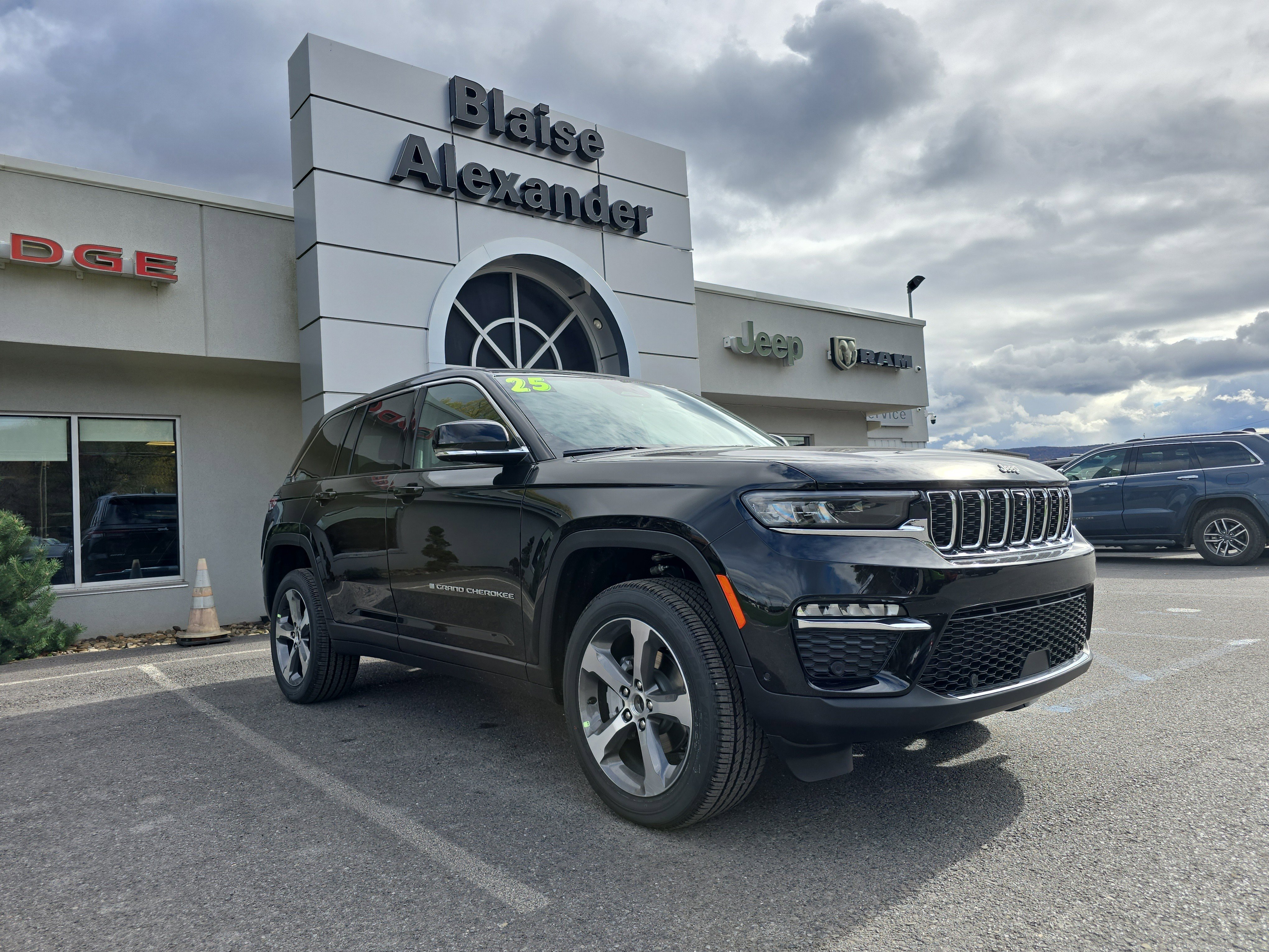 New 2025 Jeep Grand Cherokee Limited w/ Luxury Tech Group II