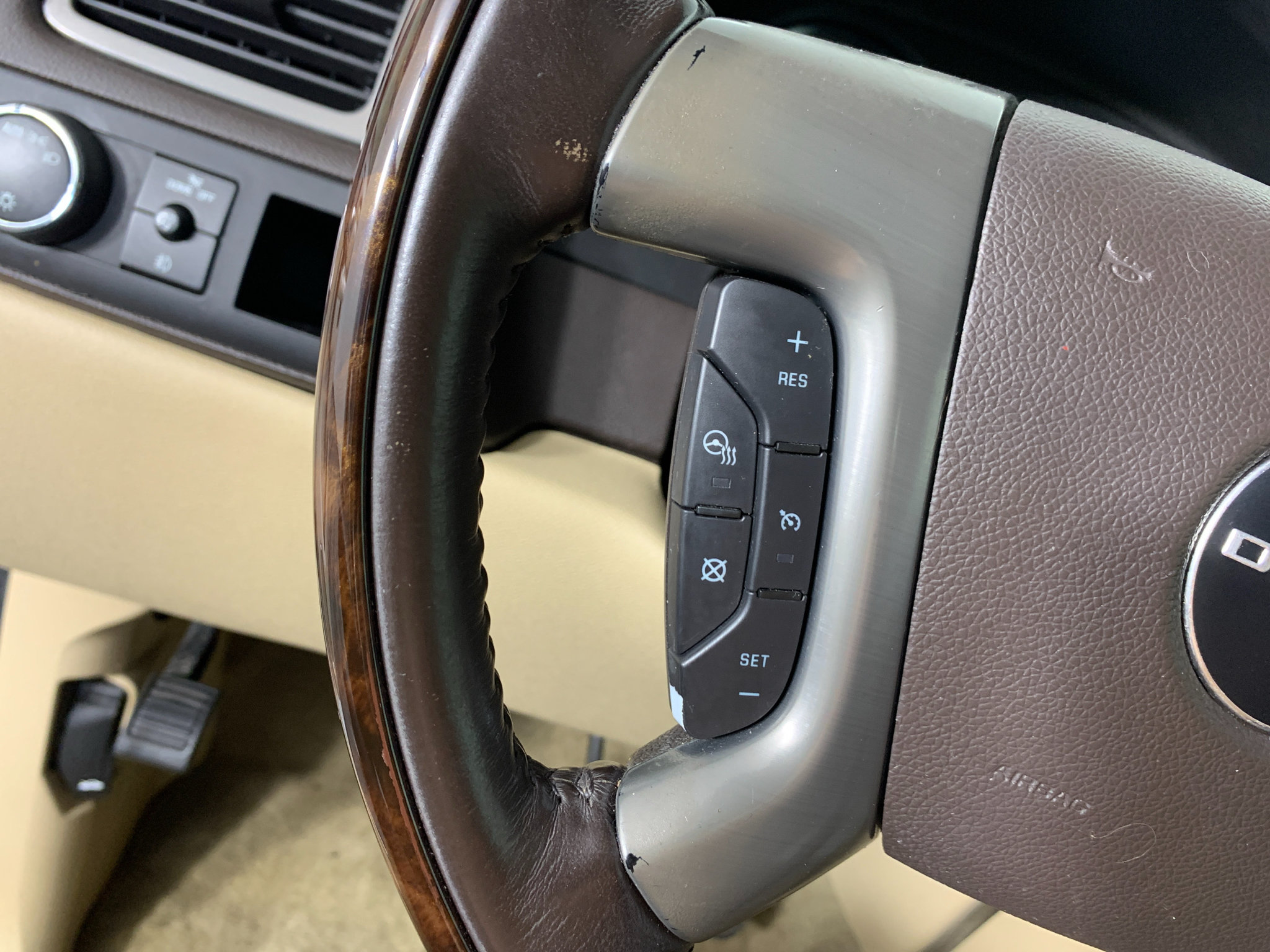 Used 2014 GMC Yukon Denali RWD image 18