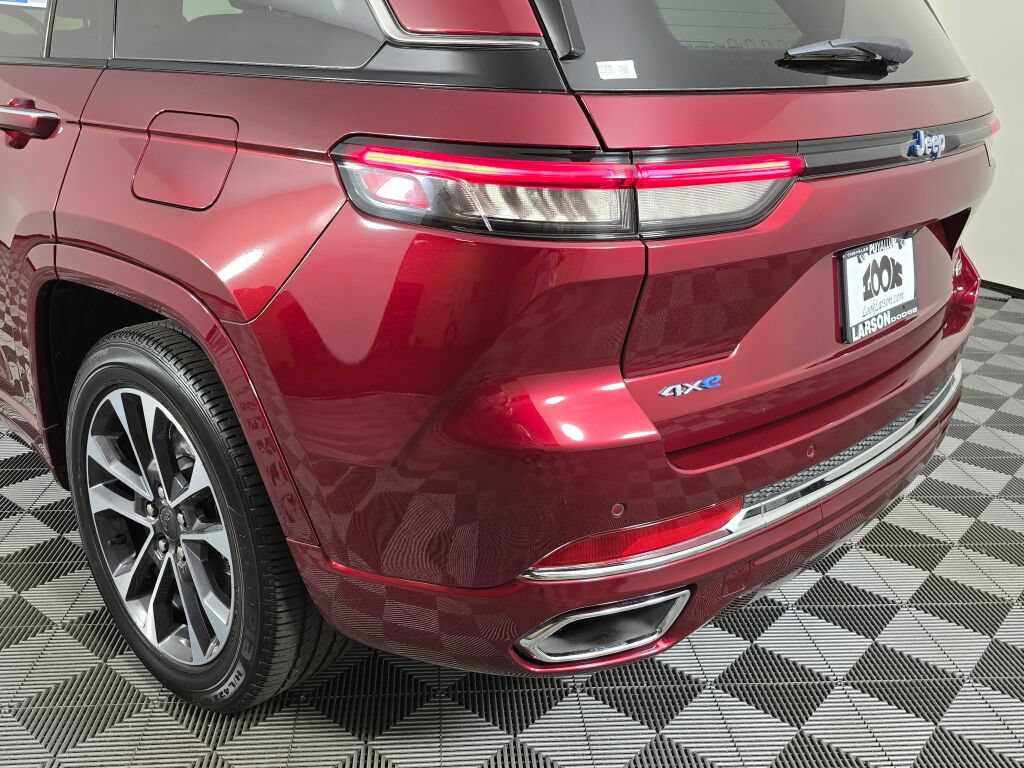 Used 2023 Jeep Grand Cherokee Overland w/ Luxury Tech Group IV AWD/4WD image 13
