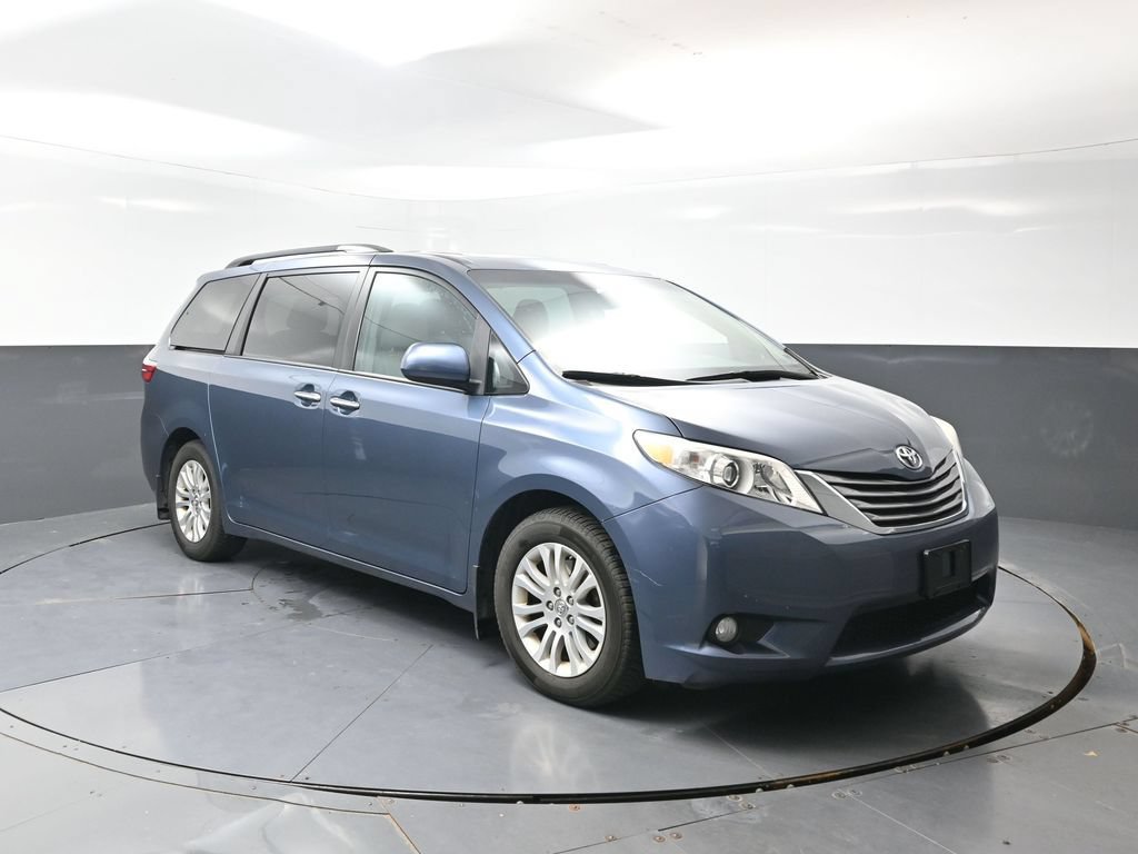 Used 2017 Toyota Sienna XLE w/ XLE Navigation Package FWD image 4