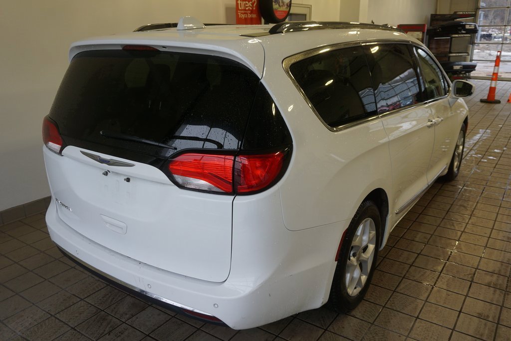 Used 2018 Chrysler Pacifica Touring-L w/ Tire & Wheel Group image 15