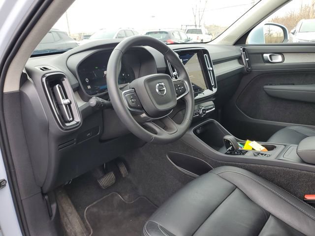 Used 2025 Volvo XC40 B5 Core image 10