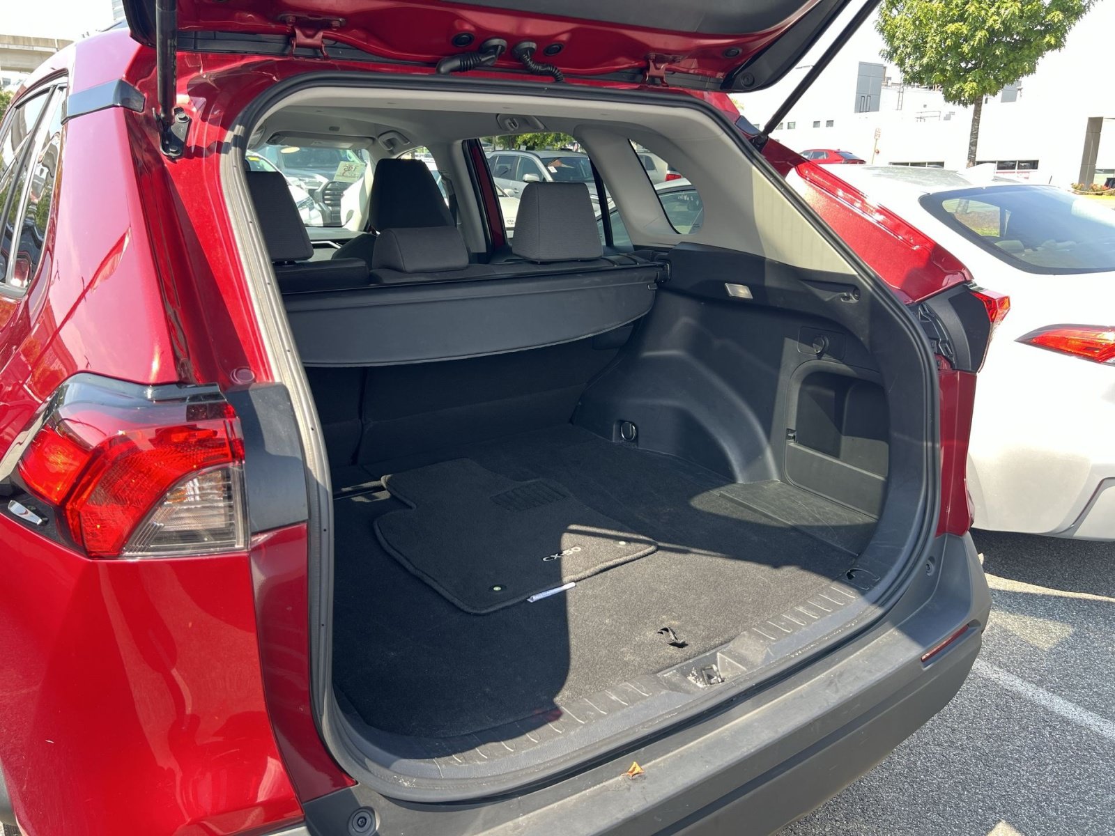 Used 2025 Toyota RAV4 XLE AWD/4WD image 21