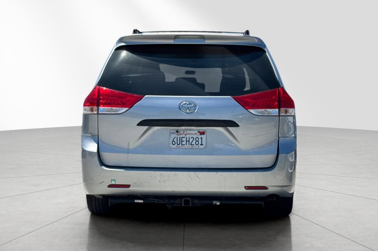 Used 2012 Toyota Sienna w/ Towing Pkg FWD image 5