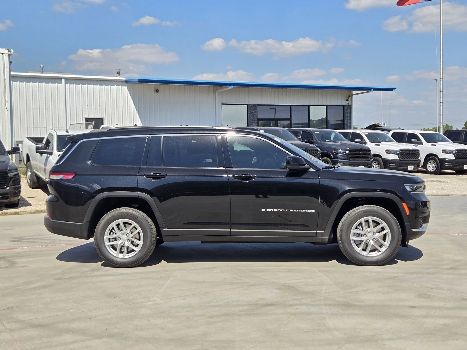 New 2025 Jeep Grand Cherokee L Laredo image 7