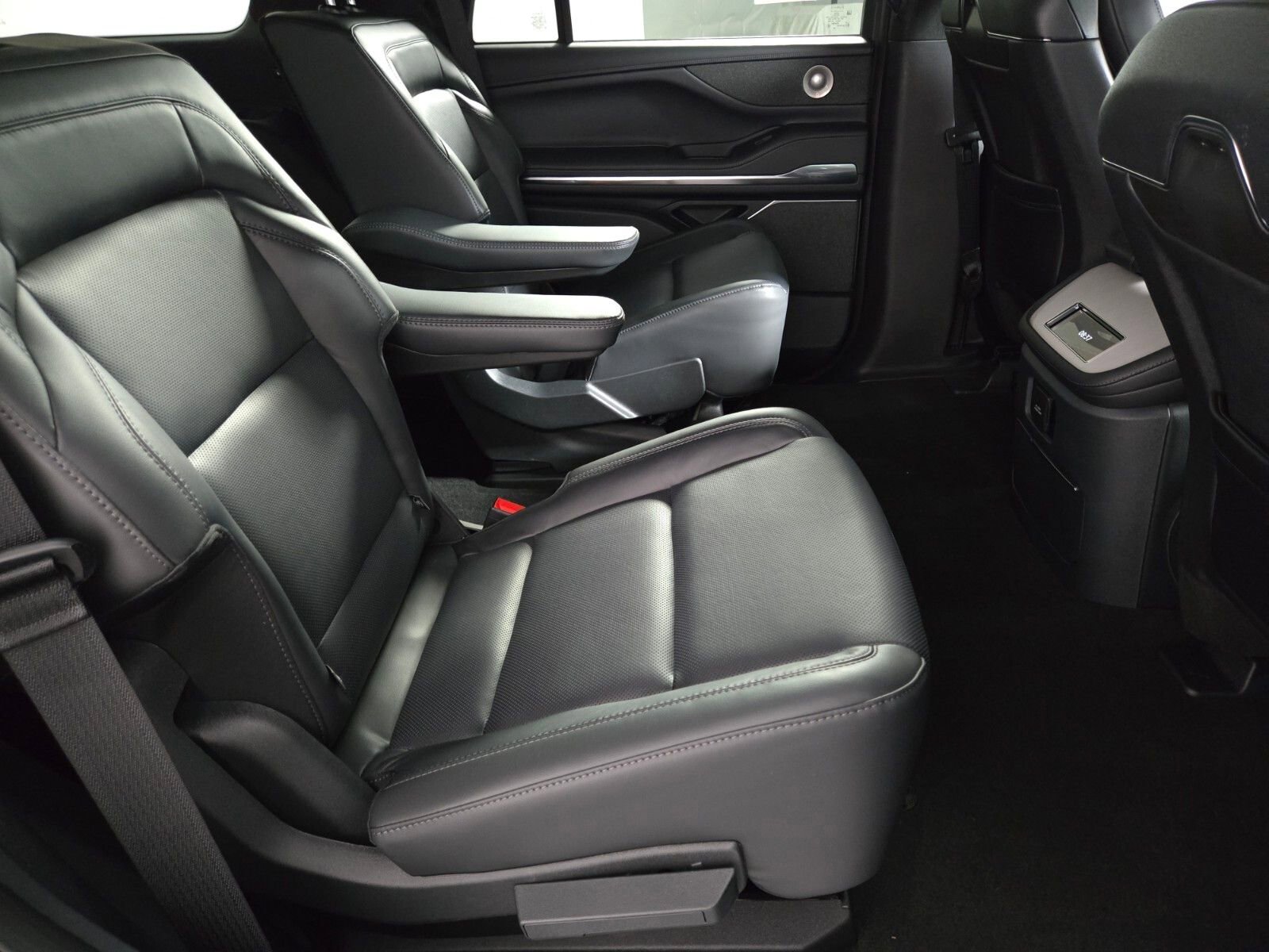 New 2026 Lincoln Navigator Reserve w/ Jet Appearance Package AWD/4WD image 19