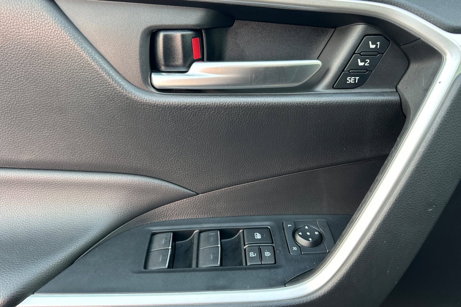 Used 2023 Toyota RAV4 XLE Premium image 12