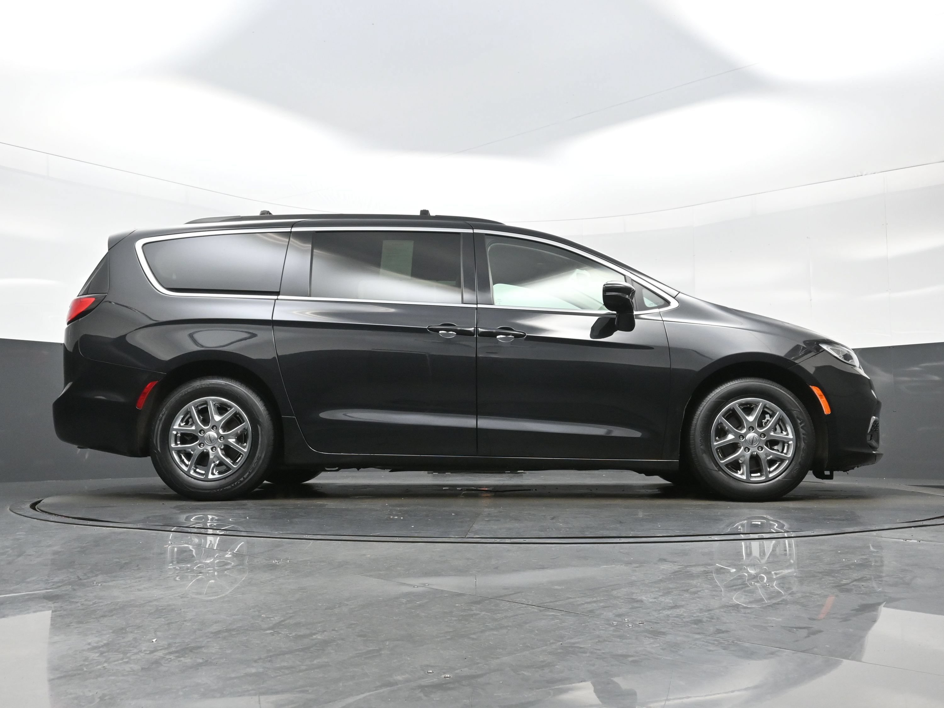 Used 2022 Chrysler Pacifica Touring-L FWD image 34