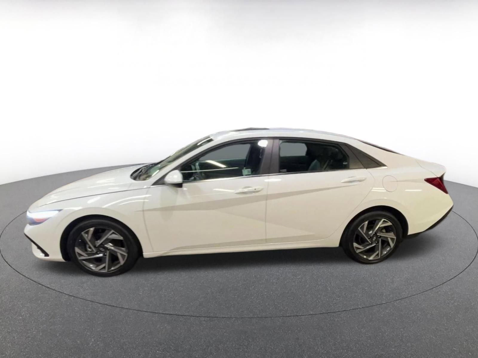 Used 2025 Hyundai Elantra SEL image 9