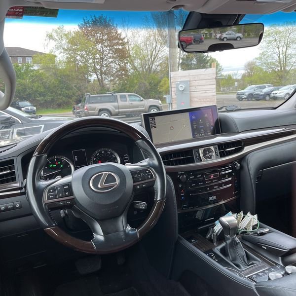 Used 2018 Lexus LX 570 4WD w/ Luxury Package image 18