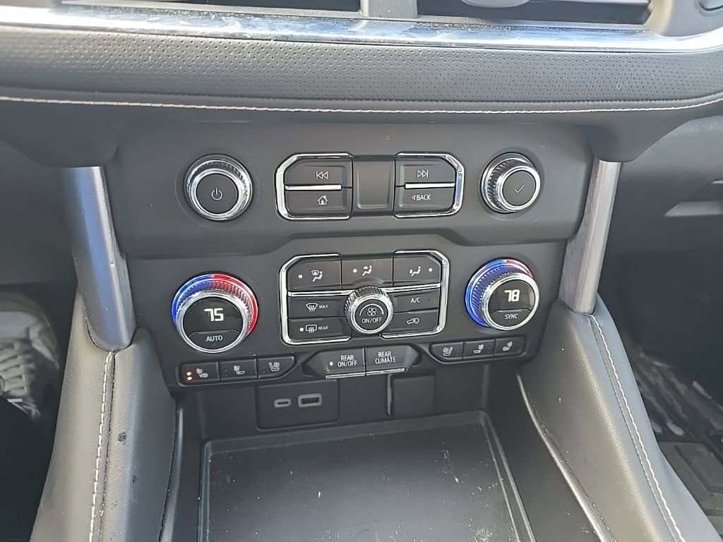 Used 2024 GMC Yukon SLT w/ SLT Luxury Package image 24